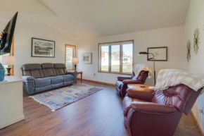 5 Mi to Dtwn Pet-Friendly Wheatland Twin Home!